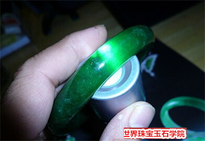 不懂翡翠的人如何购买翡翠手镯的方法