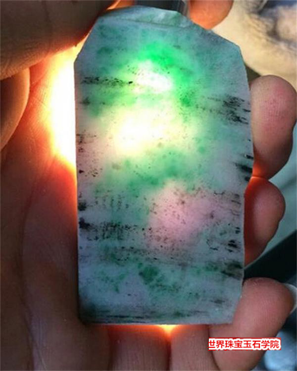 翡翠原石赌石现场 一刀切下去赌石暴涨30万?