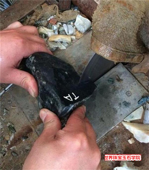 翡翠原石赌石现场 一刀切下去赌石暴涨30万?