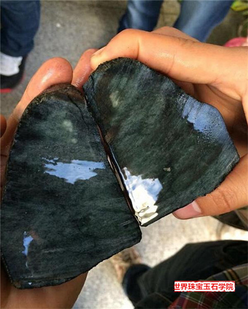 翡翠原石赌石现场 一刀切下去赌石暴涨30万?