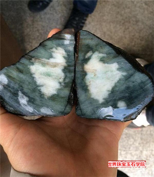 翡翠原石赌石现场 一刀切下去赌石暴涨30万?