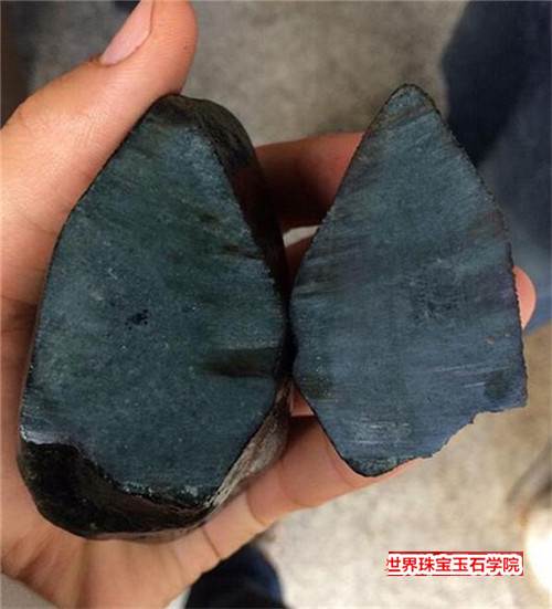 翡翠原石赌石现场 一刀切下去赌石暴涨30万?