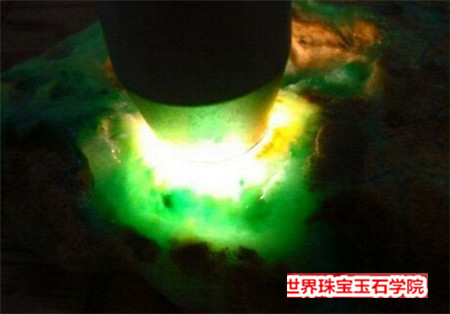 在翡翠赌石市场买了2块600元的赌石开开之后