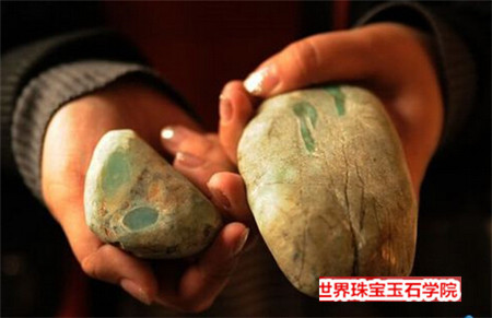 在翡翠赌石市场买了2块600元的赌石开开之后