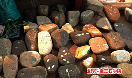 在翡翠赌石市场买了2块600元的赌石开开之后