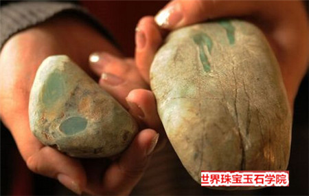 在翡翠赌石市场买了2块600元的赌石开开之后