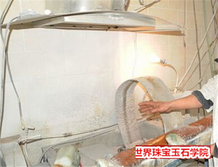 在翡翠赌石市场买了2块600元的赌石开开之后