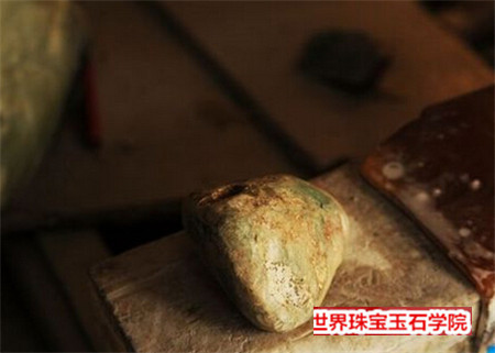 在翡翠赌石市场买了2块600元的赌石开开之后