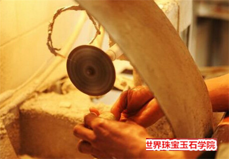 在翡翠赌石市场买了2块600元的赌石开开之后