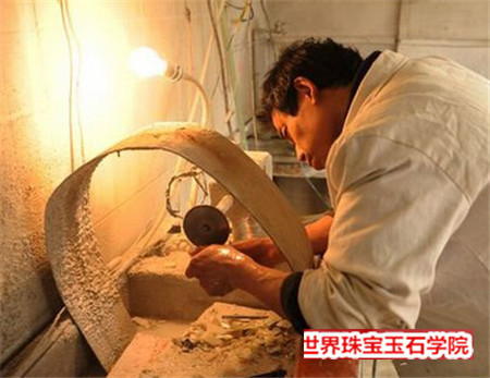 在翡翠赌石市场买了2块600元的赌石开开之后