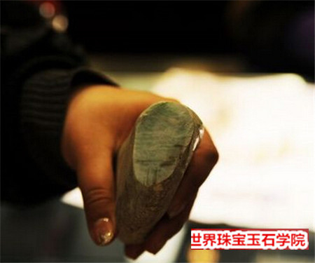 在翡翠赌石市场买了2块600元的赌石开开之后