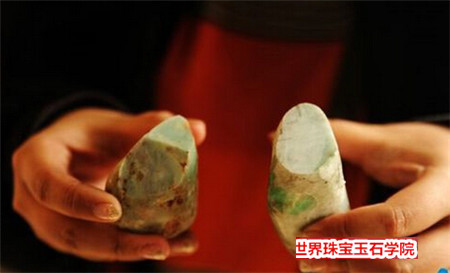 在翡翠赌石市场买了2块600元的赌石开开之后