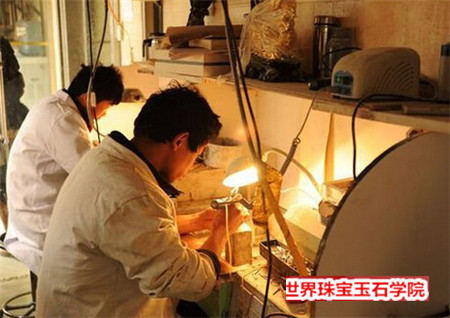 在翡翠赌石市场买了2块600元的赌石开开之后