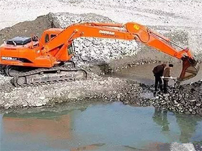 新疆公拍3500亩和田玉籽料矿场对此你怎么看?