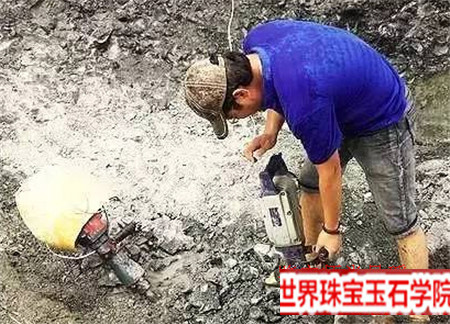 深入缅甸翡翠原石场口一路上真是步步惊心!
