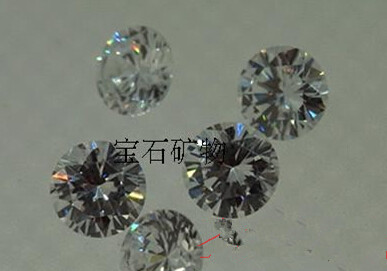 钻石鉴定师用肉眼鉴定钻石和仿真钻石的方法