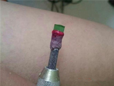 男子啤酒瓶做钻石戒指 你是他女朋友你会接受吗