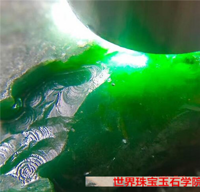 为了抢一块上等翡翠原石,他们竟然让警察叔叔掏枪了!