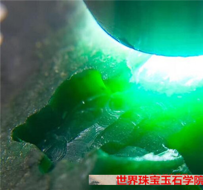 为了抢一块上等翡翠原石,他们竟然让警察叔叔掏枪了!