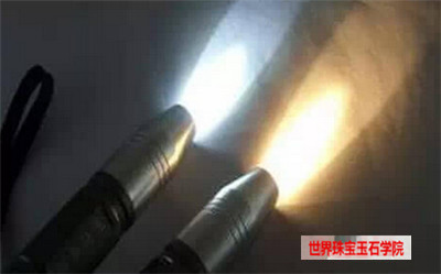 手电筒照射翡翠赌石进而判断赌石种水好坏的方法