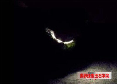 手电筒照射翡翠赌石进而判断赌石种水好坏的方法