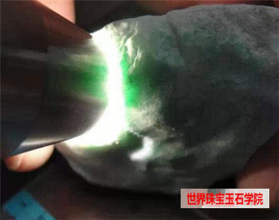 手电筒照射翡翠赌石进而判断赌石种水好坏的方法