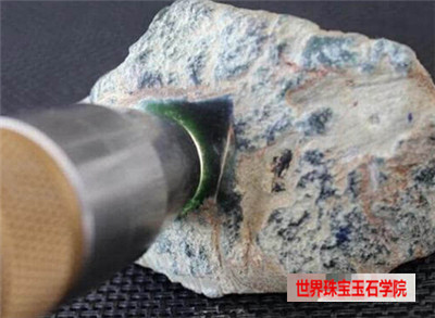 手电筒照射翡翠赌石进而判断赌石种水好坏的方法