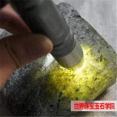 手电筒照射翡翠赌石进而判断赌石种水好坏的方法