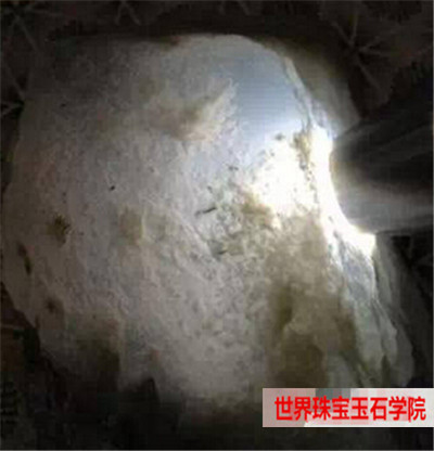 手电筒照射翡翠赌石进而判断赌石种水好坏的方法