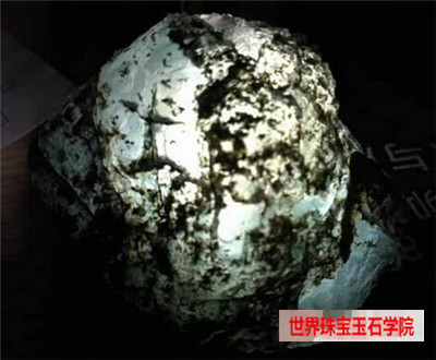 手电筒照射翡翠赌石进而判断赌石种水好坏的方法