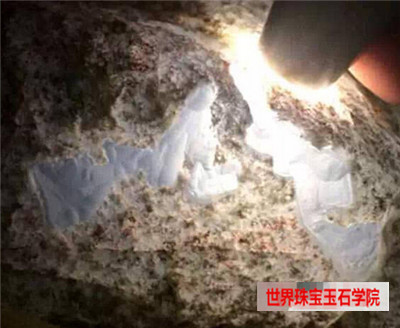 手电筒照射翡翠赌石进而判断赌石种水好坏的方法