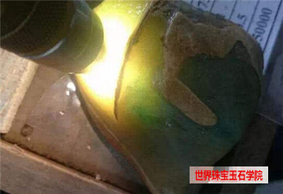 手电筒照射翡翠赌石进而判断赌石种水好坏的方法