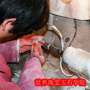 翡翠机雕和手工雕刻有什么区别呢?