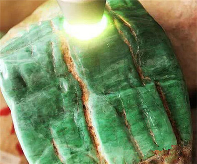 玩翡翠赌石的不知道这10种翡翠赌石作假手段怎么行