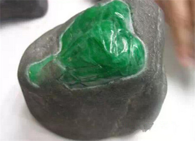玩翡翠赌石的不知道这10种翡翠赌石作假手段怎么行