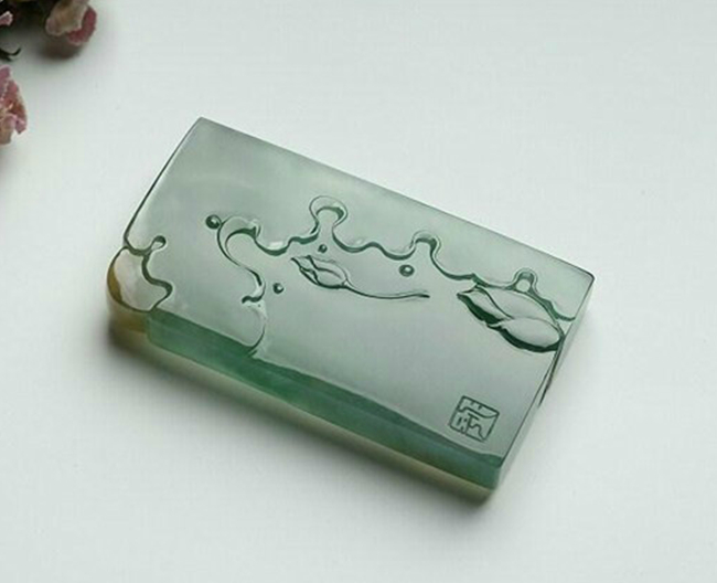 大气简约的翡翠子冈牌
