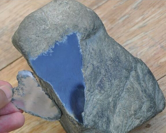 翡翠赌石常见的16种皮壳的特征和赌石矿场