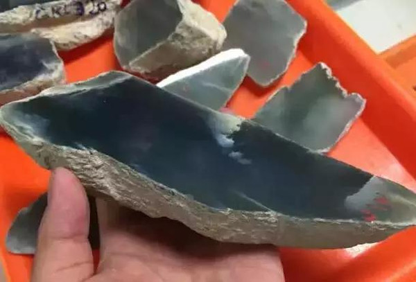 瑞丽赌石高手翡翠王朝CEO杨牧仁的赌石传奇