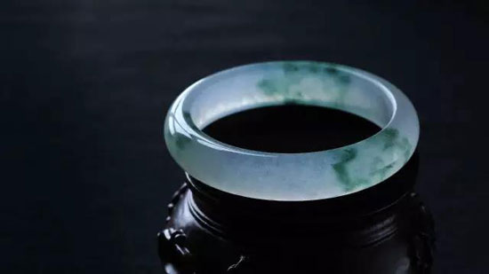 大家小心:翡翠手镯怎么鉴定真伪这一步最关键!-翡翠玉石专家崔涛