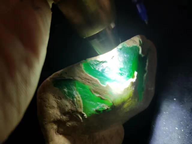 你见过玻璃种帝王绿翡翠赌石吗？