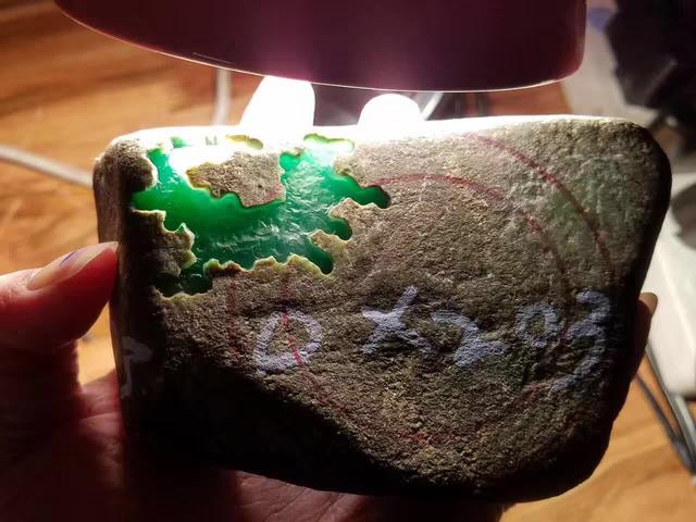 最容易赌涨的翡翠原石是什么，朋友们知道吗，老莫西沙，高冰阳绿