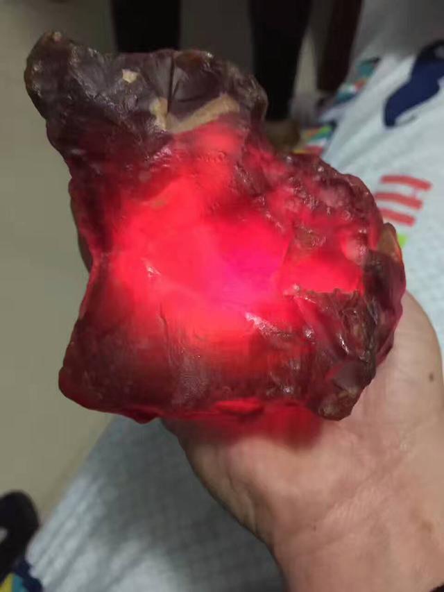 玛瑙怎样鉴别，比如黑山玛瑙原石和北红玛瑙原石