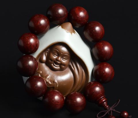 入手小叶紫檀油性很重要，但是在哪几方面去观察它的油性？