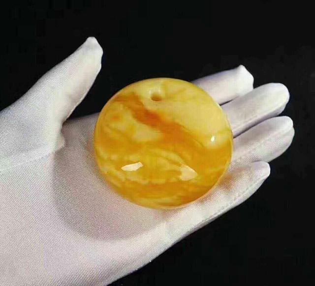 琥珀蜜蜡的因荧光反应从何而来