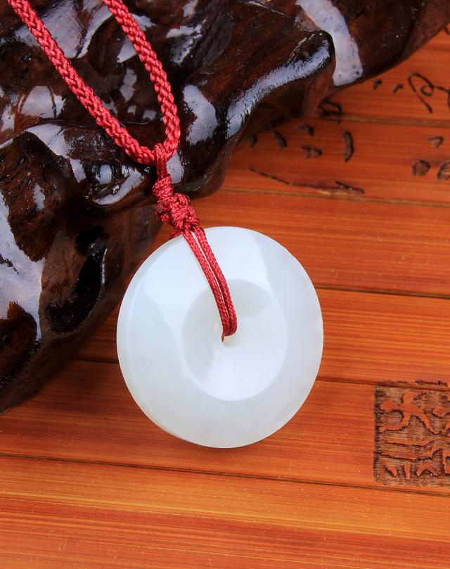 翡翠平安扣中间的孔大，和田玉的孔小，你有没有发现，原因惊人…-玉器鉴定师培训核心内容