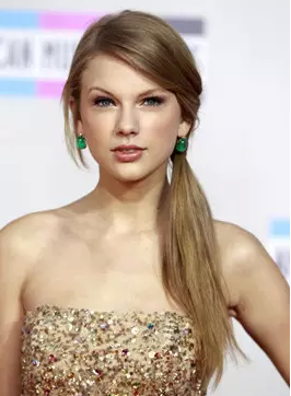 Taylor Swift佩戴祖母绿图片