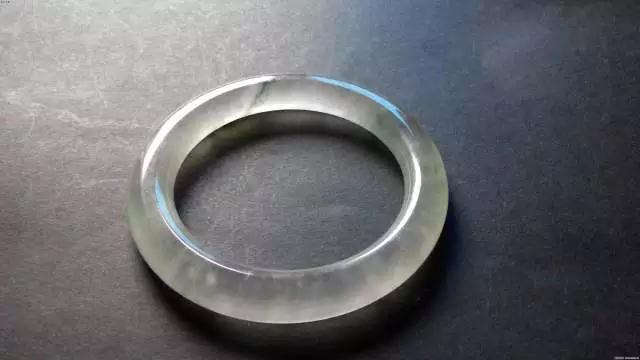 玻璃种翡翠变成了冰种？好惨，这一幕我不敢相信