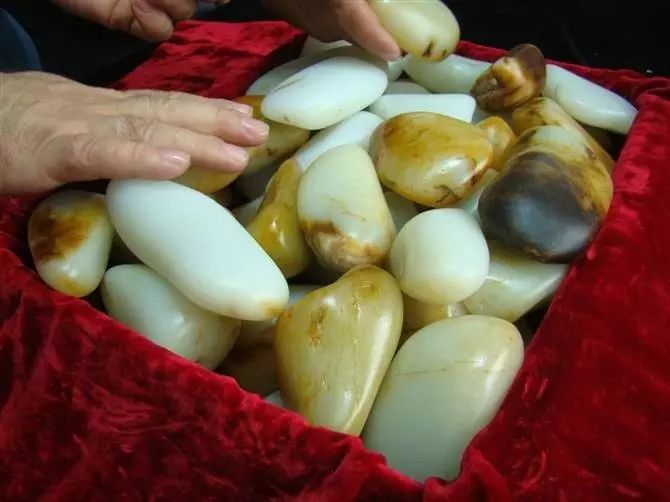 前有玉石垒猪圈，后有和田玉砌鸡窝，这个村子到底什么来头？