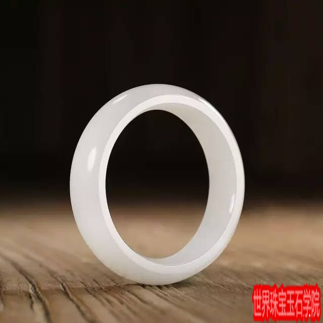 手腕是女人的第一风情线 该怎么佩戴玉石腕饰-珠宝玉石鉴定师培训核心内容