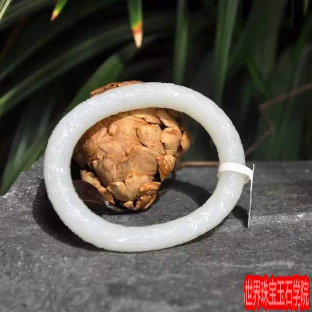 手腕是女人的第一风情线 该怎么佩戴玉石腕饰-珠宝玉石鉴定师培训核心内容